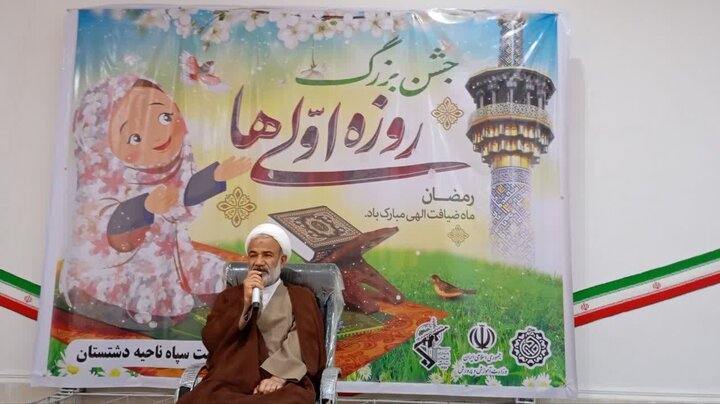 اقامه نماز اول وقت و حفظ حجاب نشانه پایبندی به تکالیف الهی است