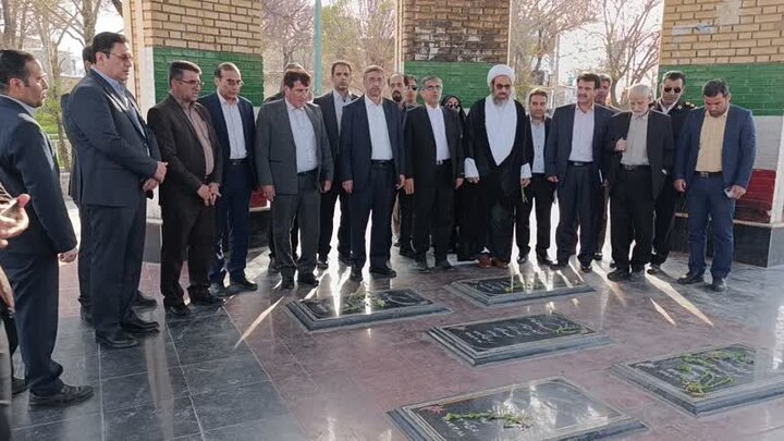 استاندار لرستان به شهدای گمنام کوهدشت ادای احترام کرد