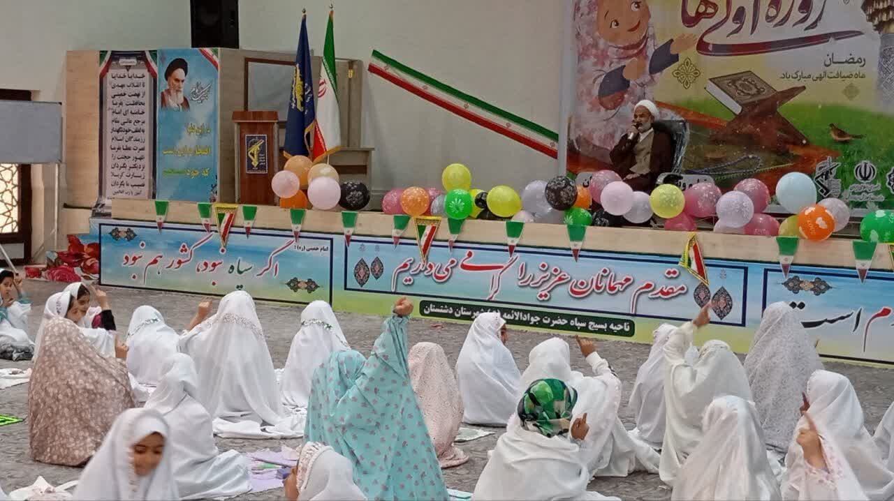 اقامه نماز اول وقت و حفظ حجاب نشانه پایبندی به تکالیف الهی است