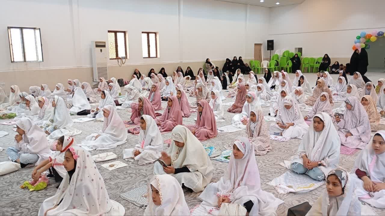 اقامه نماز اول وقت و حفظ حجاب نشانه پایبندی به تکالیف الهی است