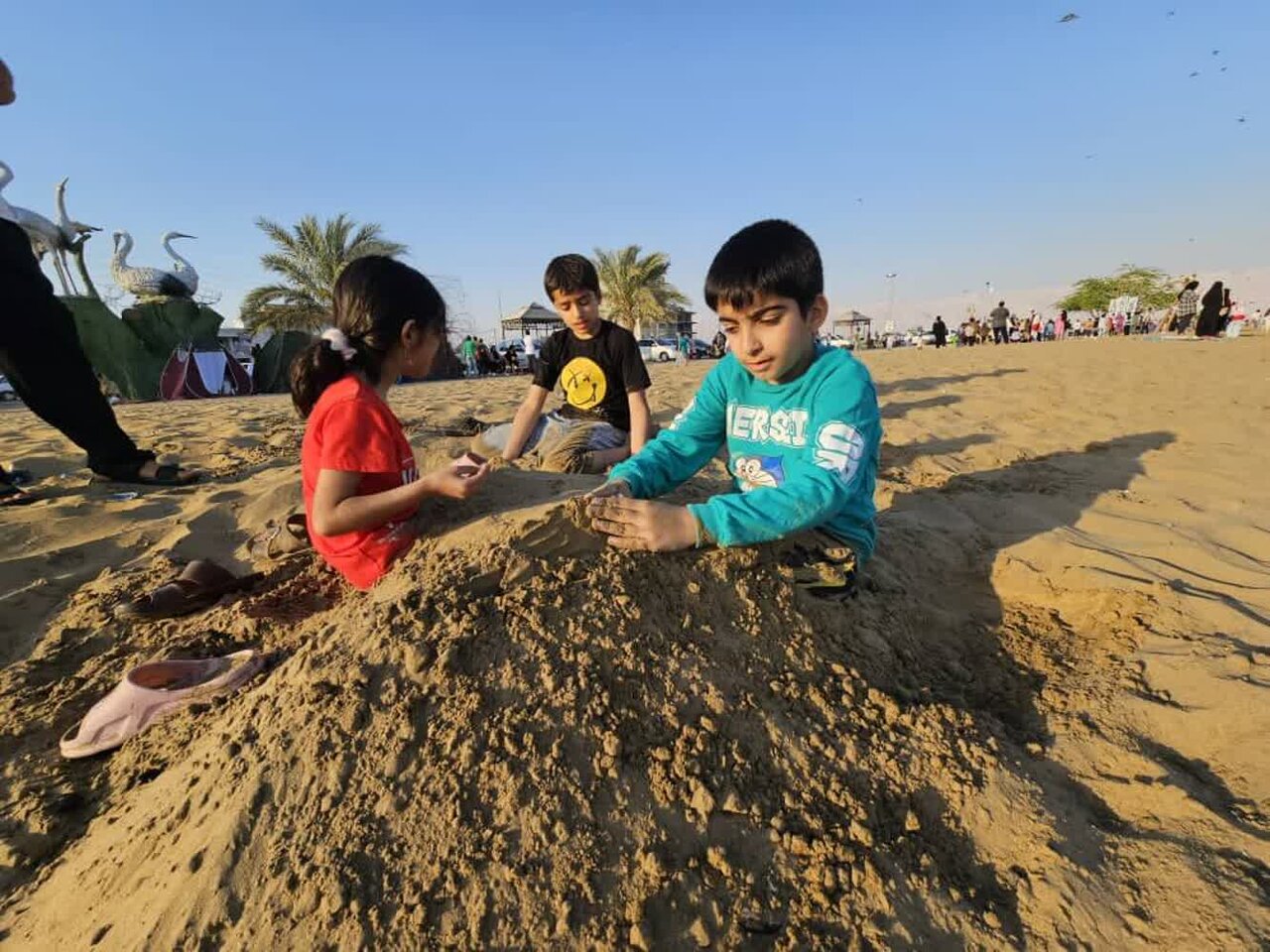 جشن بادبادکها و مجسمههای شنی در دیر؛ تلفیق شور نوروزی و فرهنگ محلی