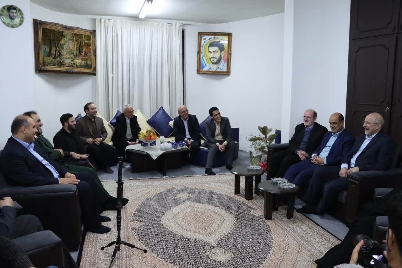 رئیس مجلس با خانواده شهید «حسین املاکی» دیدار کرد 3