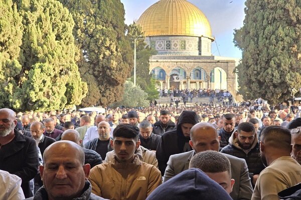 حضور ۱۲۰ هزار فلسطینی در نماز عید سعید فطر مسجدالاقصی+ فیلم