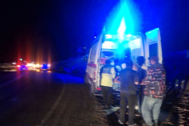 یک کشته و ۲ مجروح در واژگونی تریلی