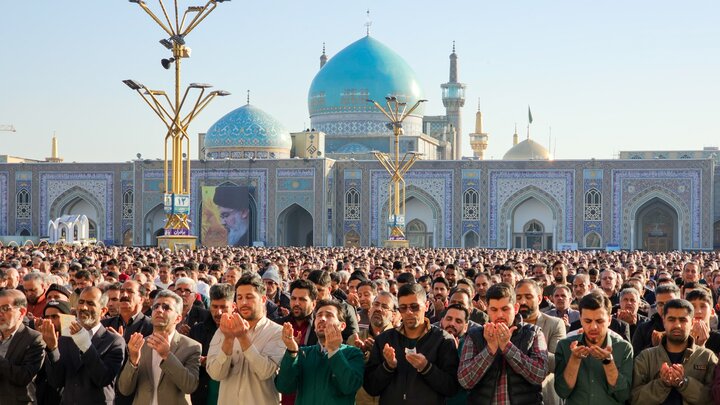 شکوه تماشایی نماز عید سعید فطر در بارگاه منور امام رضا(ع)