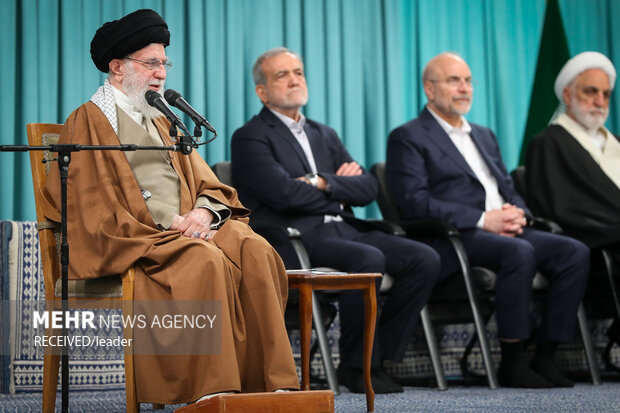 دیدار مسئولان نظام و سفرای کشورهای اسلامی با رهبر انقلاب اسلامی