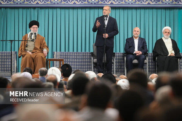 دیدار مسئولان نظام و سفرای کشورهای اسلامی با رهبر انقلاب اسلامی