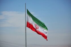 شیراز ایستاده زیر پرچم ایران