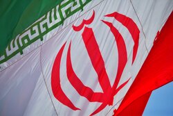 نصب ابرنمای پرچم ایران بر جداره ساختمان آسیب‌دیده بزرگراه شهید باقری 