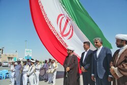 اهتزار پرچم ایران در کوهستان پارک پنجه علی بندرعباس