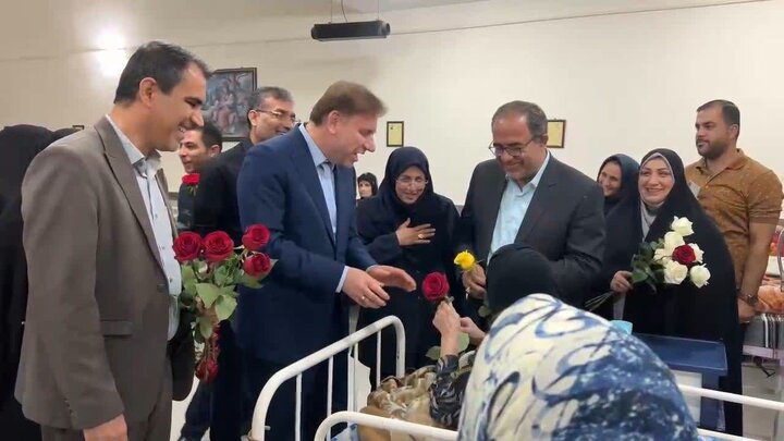 سالمندان گنجینههای ارزشمند تجربه و معرفت جامعه هستند