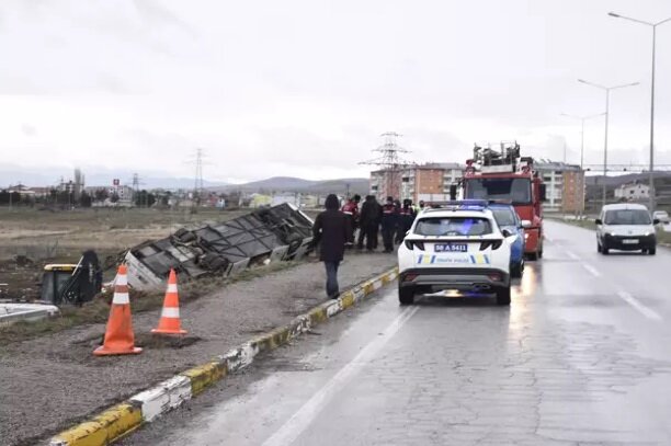 Sivas'ta yolcu otobüsü devrildi: 2 ölü, 18 yaralı Sivas'ta yolcu otobüsü devrildi: 2 ölü, 18 yaralı