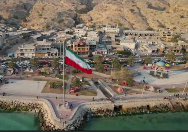 خدمات دهی به مسافران نوروزی بندر سیراف در گرمای ۴۰ درجه