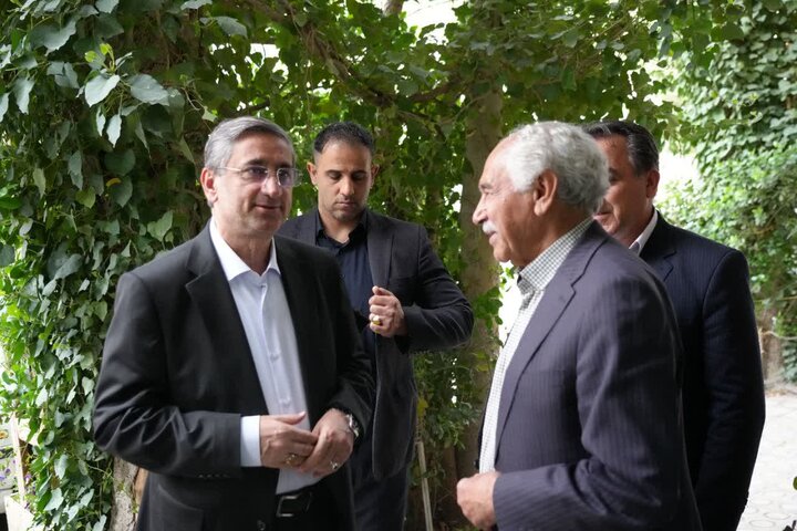 استاندار لرستان با پدر بلوط دیدار کرد