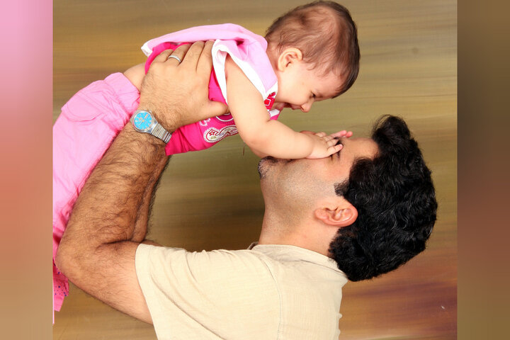 اگر قصد بچهدار شدن دارید، این مستند را ببینید؛ چالشهای پدر فیلمساز