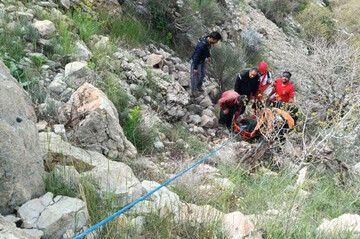 نجات ۸ فرد گرفتار در ارتفاعات کوه چرمین چرداول