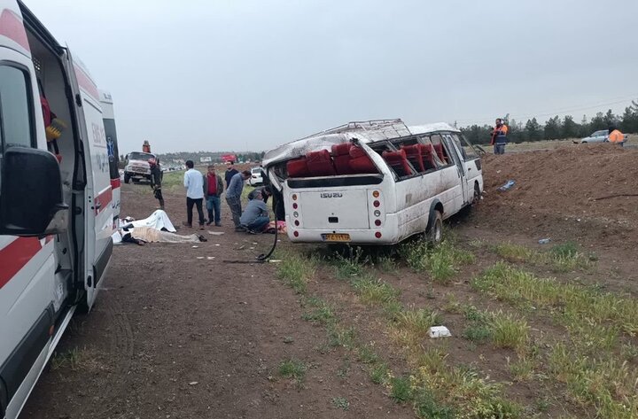 واژگونی ۳ دستگاه اتوبوس و مینیبوس در قم ۳۶ مصدوم برجا گذاشت