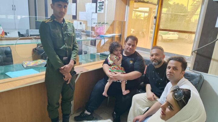 نجات دو کودک از خودروی پارکشده در درگهان