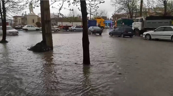 بارش شدید باران موجب آبگرفتگی معابر در پیرانشهر شد