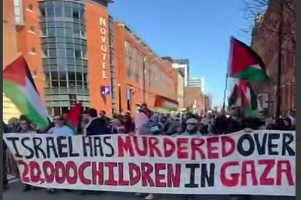 Manchester’da binlerce kişiden Gazze için protesto yürüyüşü Manchester’da binlerce kişiden Gazze için protesto yürüyüşü
