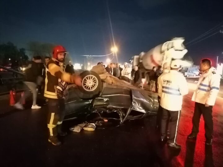 برخورد خودروی پژو پرشیا با تیر چراغ برق در قزوین؛ ۴ نفر مصدوم شدند