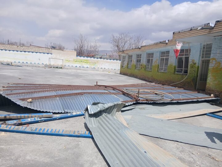 خسارت توفان به مدرسهای در تیران و کرون