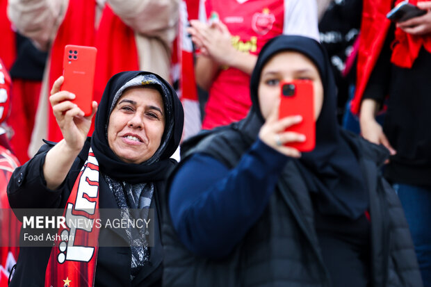 دیدار فوتبال تیم های پرسپولیس و استقلال خوزستان