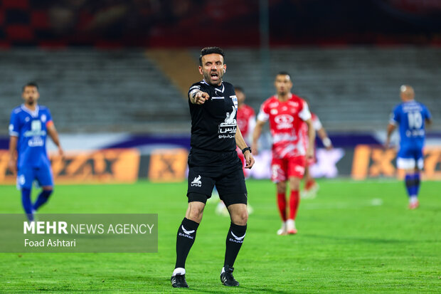 دیدار فوتبال تیم های پرسپولیس و استقلال خوزستان