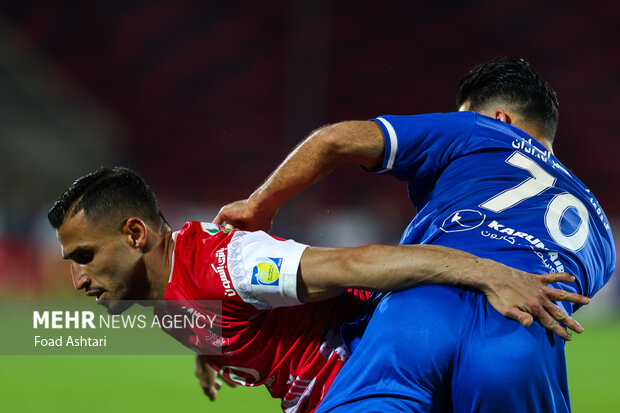 دیدار فوتبال تیم های پرسپولیس و استقلال خوزستان