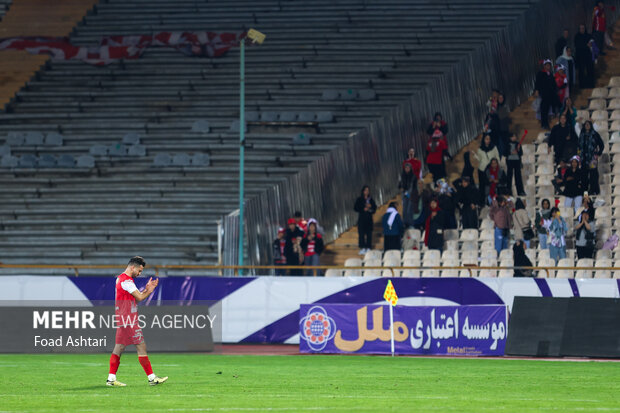 دیدار فوتبال تیم های پرسپولیس و استقلال خوزستان