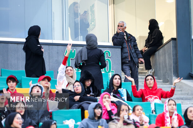 دیدار فوتبال تیم های پرسپولیس و استقلال خوزستان