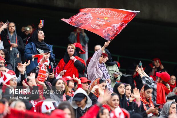 دیدار فوتبال تیم های پرسپولیس و استقلال خوزستان