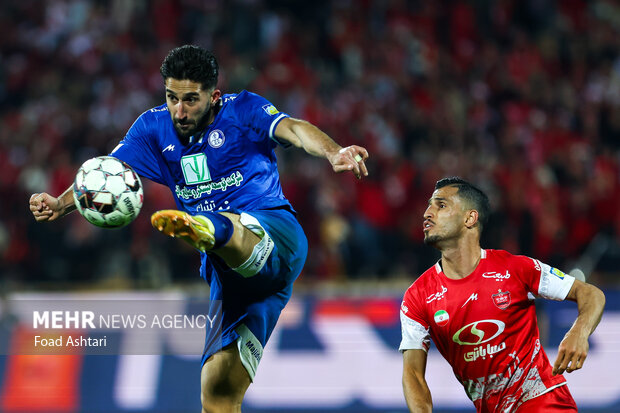 دیدار فوتبال تیم های پرسپولیس و استقلال خوزستان