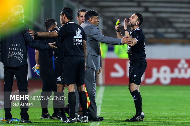 دیدار فوتبال تیم های پرسپولیس و استقلال خوزستان