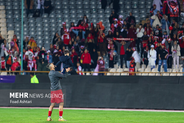 دیدار فوتبال تیم های پرسپولیس و استقلال خوزستان