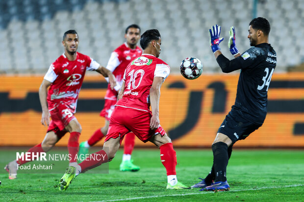 دیدار فوتبال تیم های پرسپولیس و استقلال خوزستان