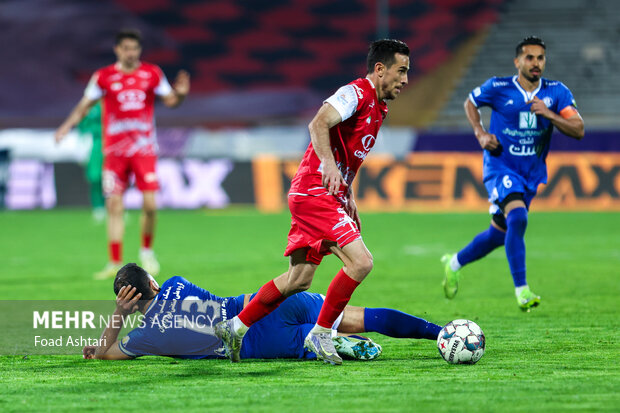 دیدار فوتبال تیم های پرسپولیس و استقلال خوزستان