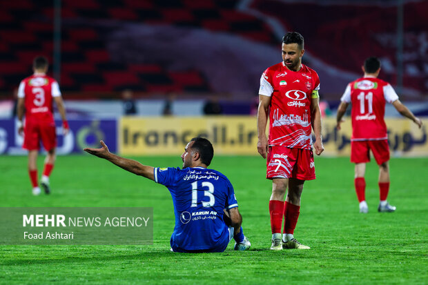 دیدار فوتبال تیم های پرسپولیس و استقلال خوزستان