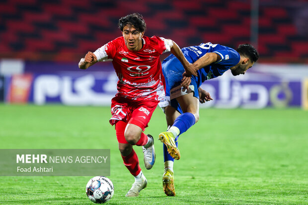 دیدار فوتبال تیم های پرسپولیس و استقلال خوزستان