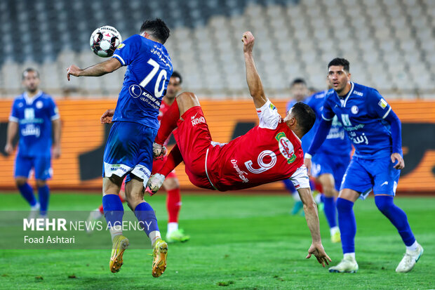 دیدار فوتبال تیم های پرسپولیس و استقلال خوزستان