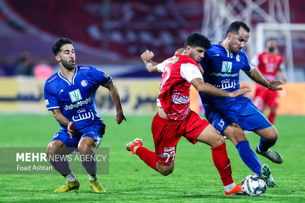 دیدار فوتبال تیم های پرسپولیس و استقلال خوزستان