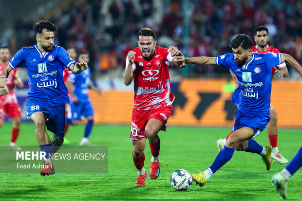 دیدار فوتبال تیم های پرسپولیس و استقلال خوزستان