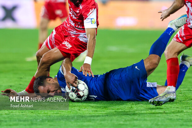 دیدار فوتبال تیم های پرسپولیس و استقلال خوزستان