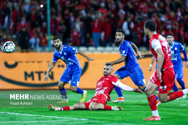 دیدار فوتبال تیم های پرسپولیس و استقلال خوزستان