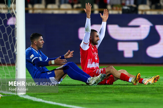 دیدار فوتبال تیم های پرسپولیس و استقلال خوزستان