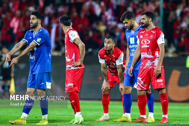 دیدار فوتبال تیم های پرسپولیس و استقلال خوزستان