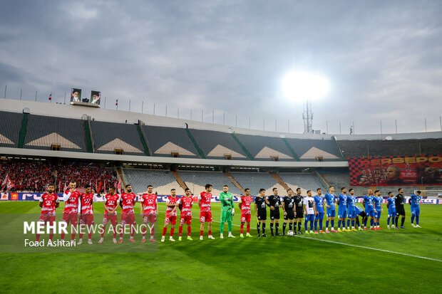 دیدار فوتبال تیم های پرسپولیس و استقلال خوزستان
