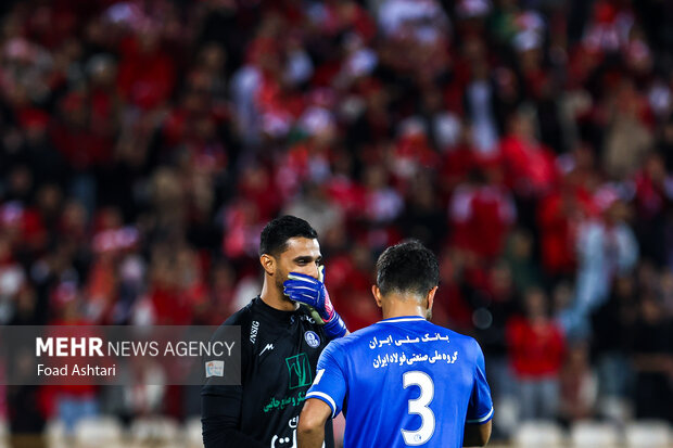 دیدار فوتبال تیم های پرسپولیس و استقلال خوزستان