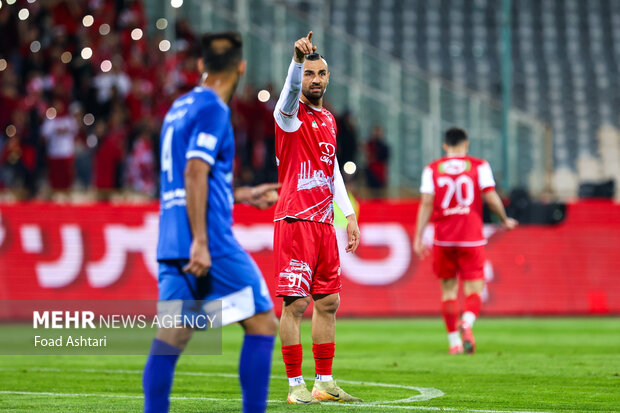 دیدار فوتبال تیم های پرسپولیس و استقلال خوزستان