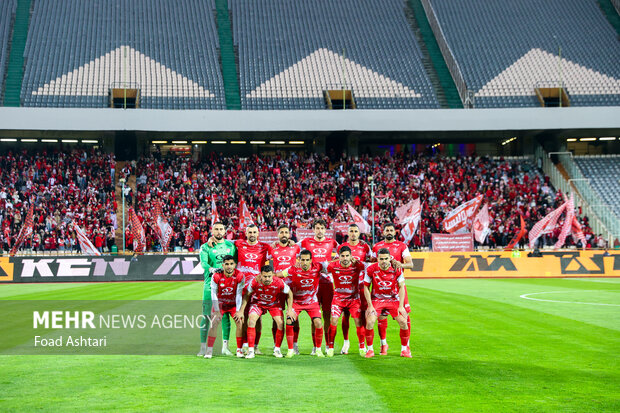 دیدار فوتبال تیم های پرسپولیس و استقلال خوزستان